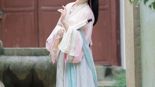 古建筑红门汉服写真教程：粉色上衣配白色长裙，5个卷轴姿态拍出温婉少女感