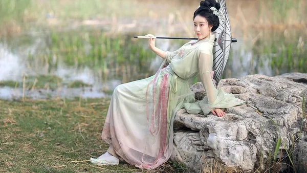 水边汉服写真教程：浅绿汉服配油纸伞，6个古风拍照姿势拍出清冷氛围感