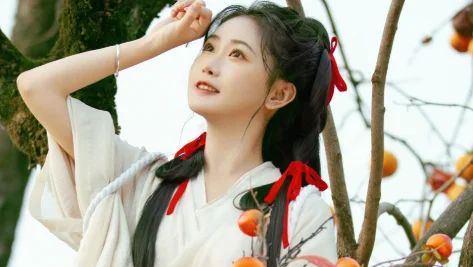 柿子树下白色汉服写真教程：红丝带配竹篮，5个秋日姿态拍出清甜古风少女感