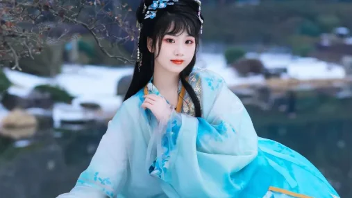 蓝色渐变汉服+手提灯笼，雪景湖边拍出清冷冬日古风感
