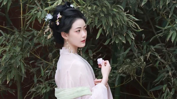 竹林汉服写真教程：粉黛襪裙配油纸伞，6个构图技巧拍出温婉仙气感