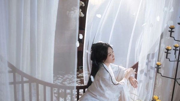 【汉服穿搭】浅色汉服出游拍照 出片率翻倍的穿搭要点
