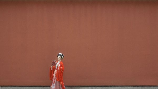 【汉服摄影】红墙团扇汉服 4个姿势拍出明艳国风