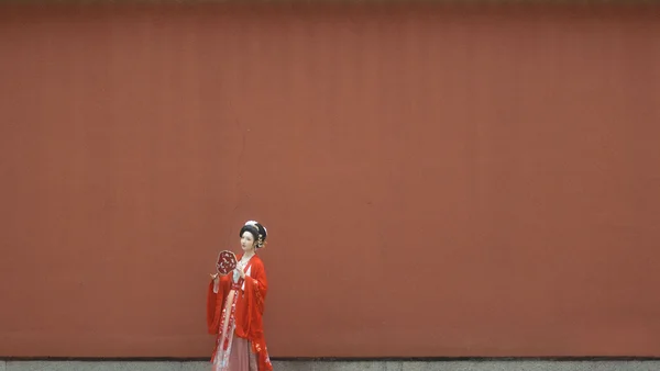 【汉服摄影】红墙团扇汉服 4个姿势拍出明艳国风