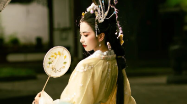 【汉服写真】庭院深几许 绿意漫成诗里衣香