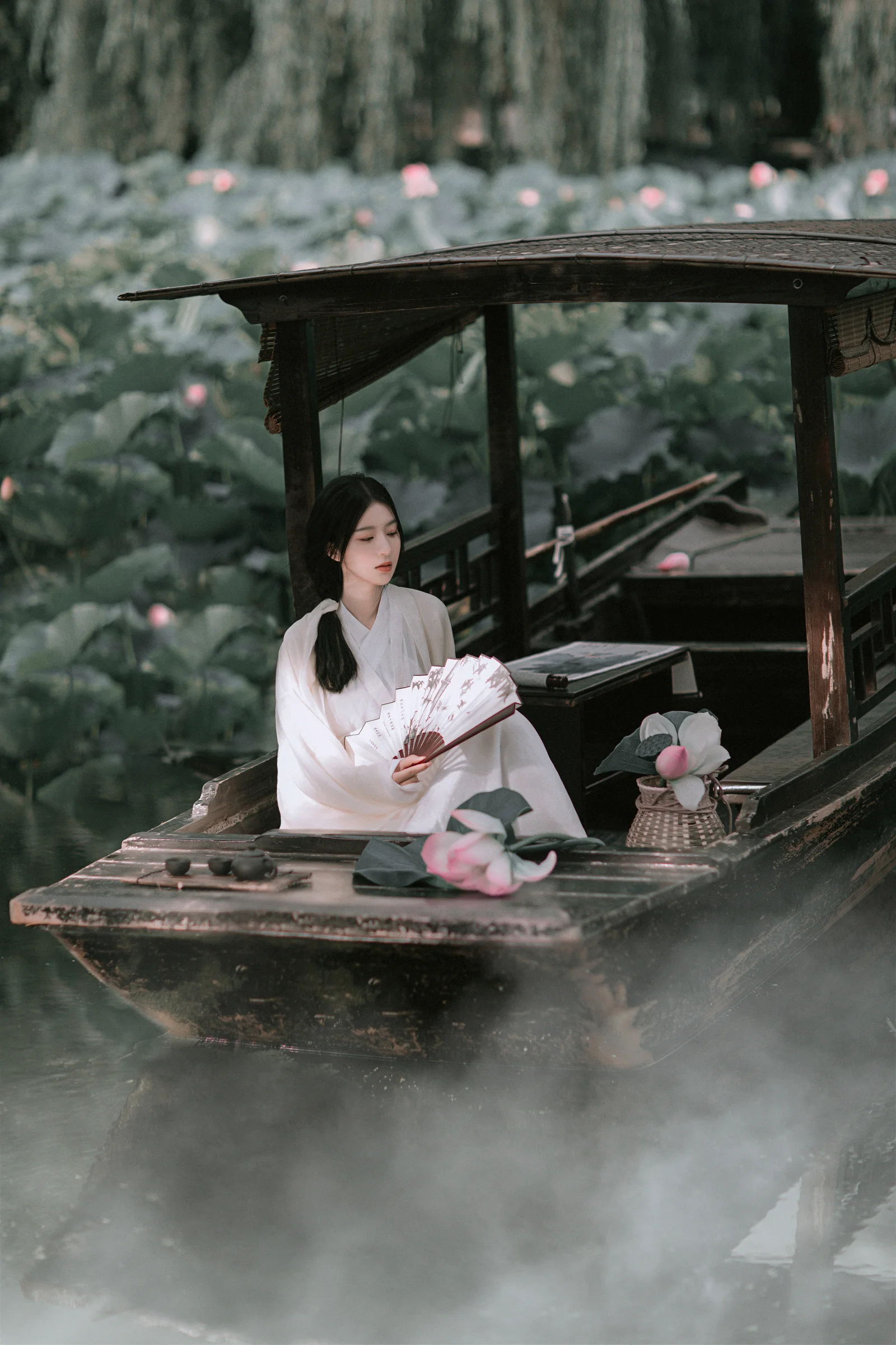 素衣女子凭栏