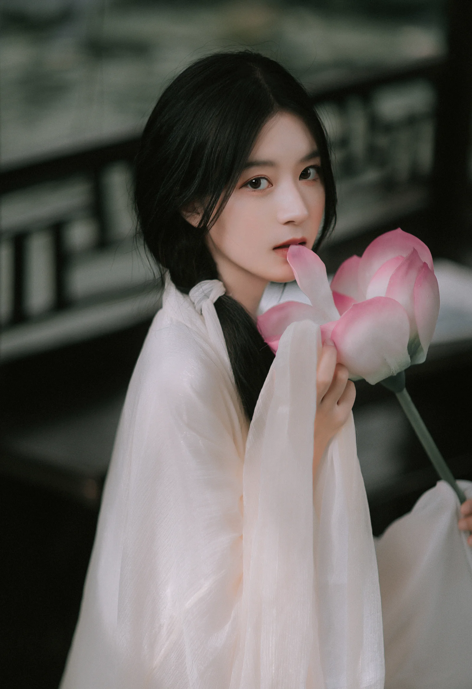 女子怀抱荷花