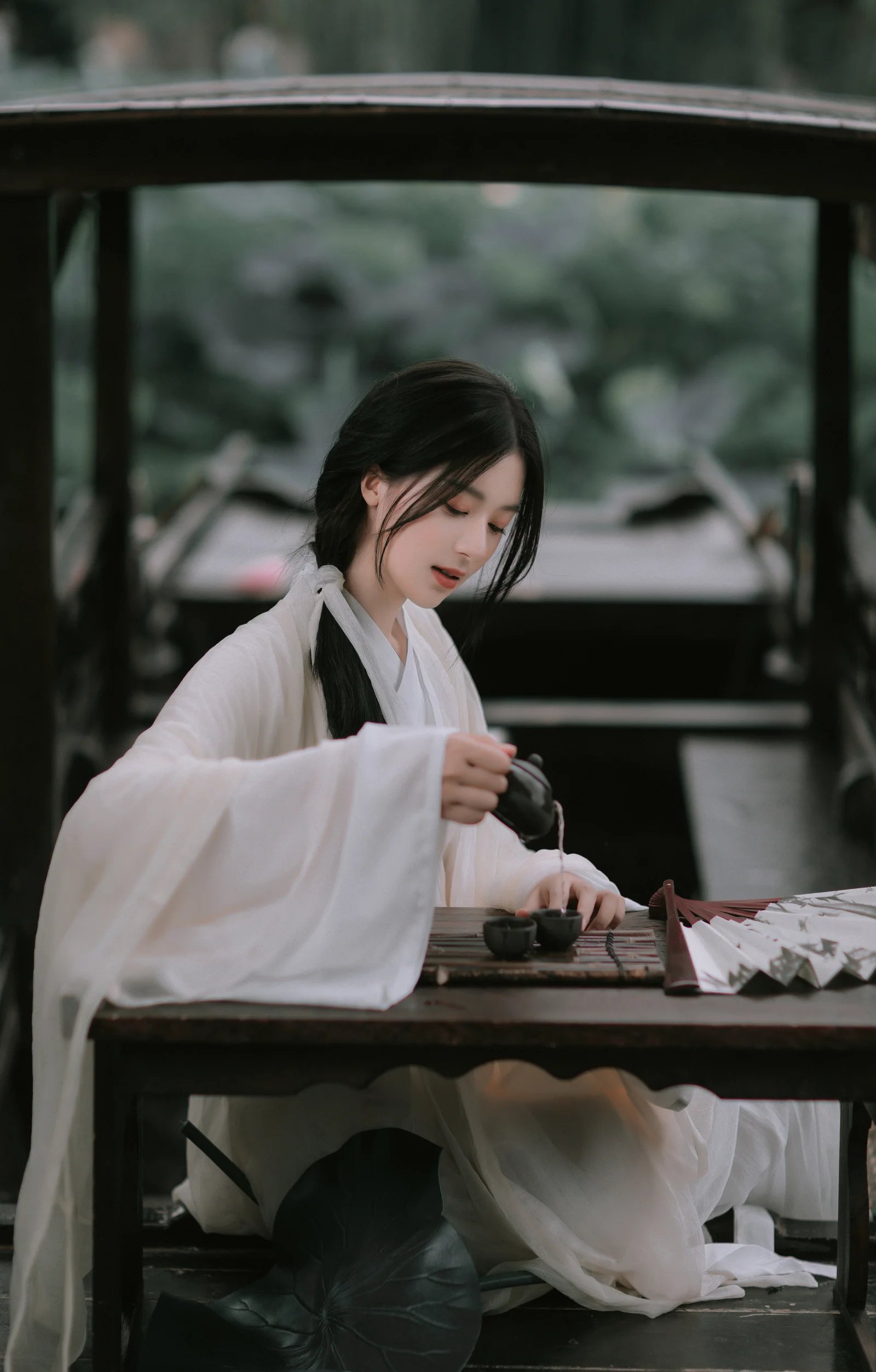 舟中拈花女子
