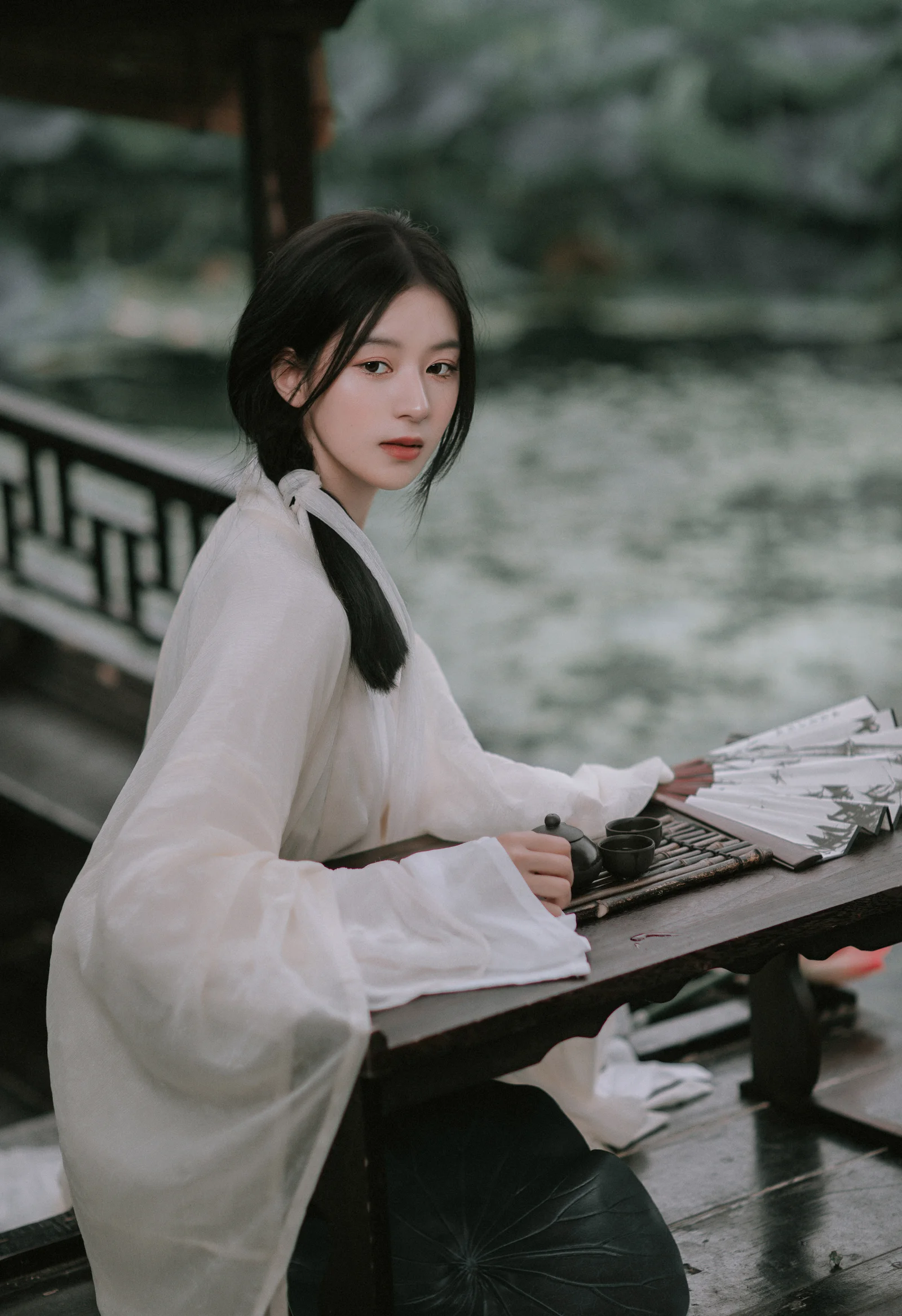 持伞舟行女子