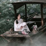 素衣女子凭栏