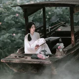 素衣女子凭栏