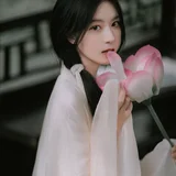 女子怀抱荷花