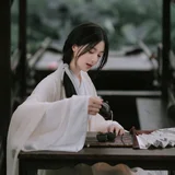舟中拈花女子