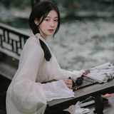 持伞舟行女子