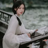 持伞舟行女子