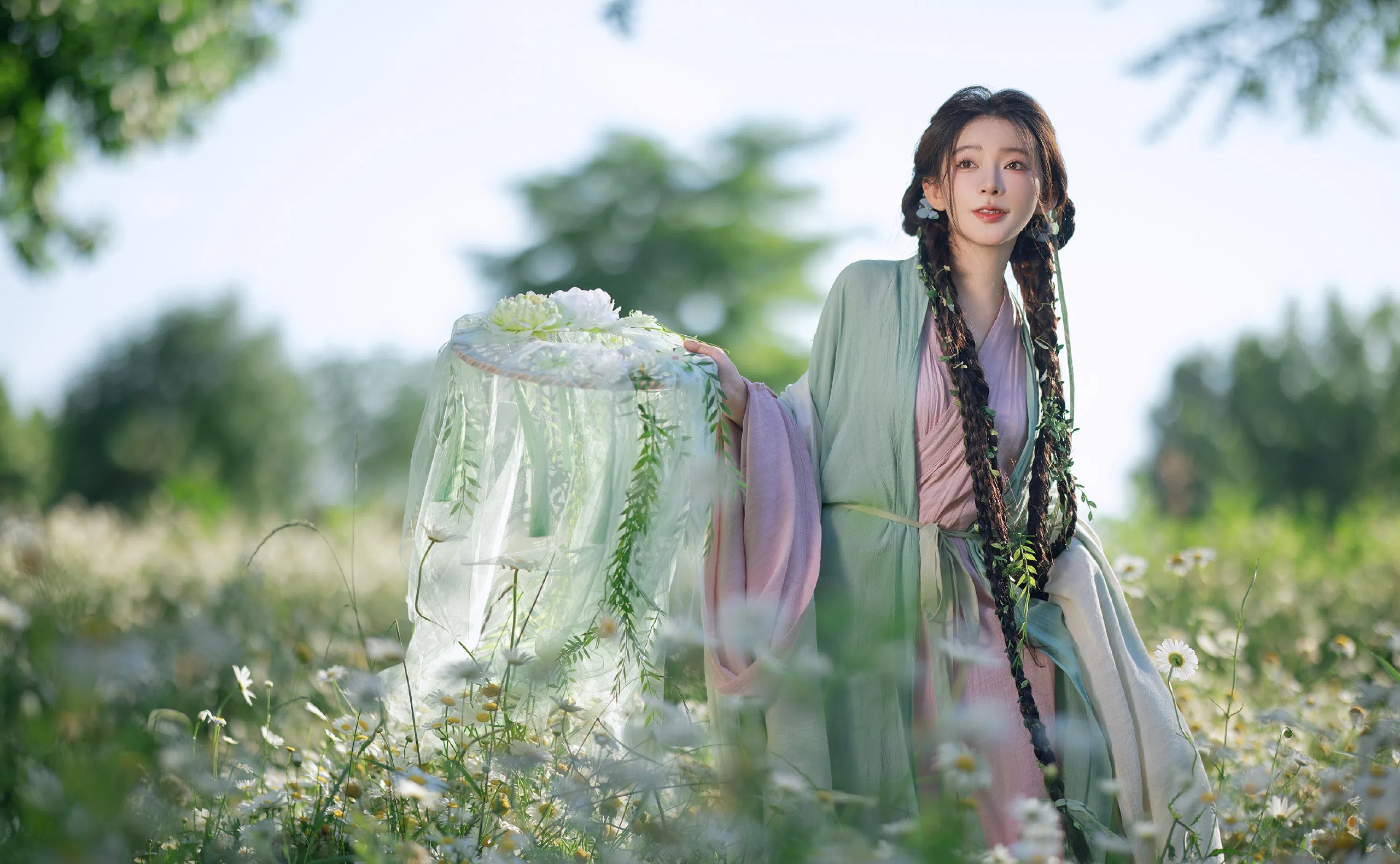 持花环仕女图