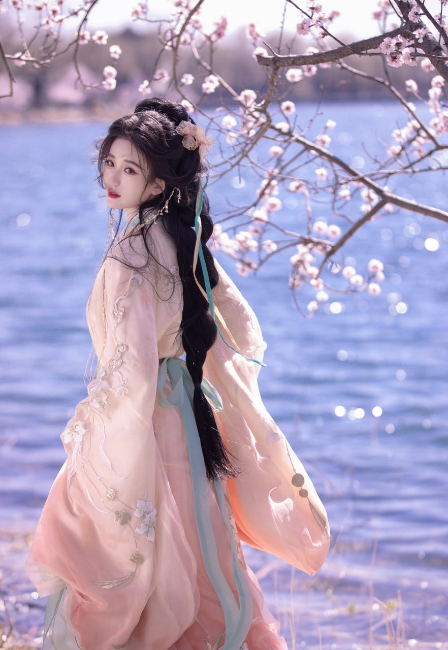 飞花逐水