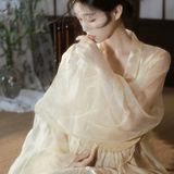 米白衣袍女子倚窗凝思