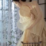 执团扇女子伫立书法窗前