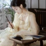执笔书写女子与竹帘古籍