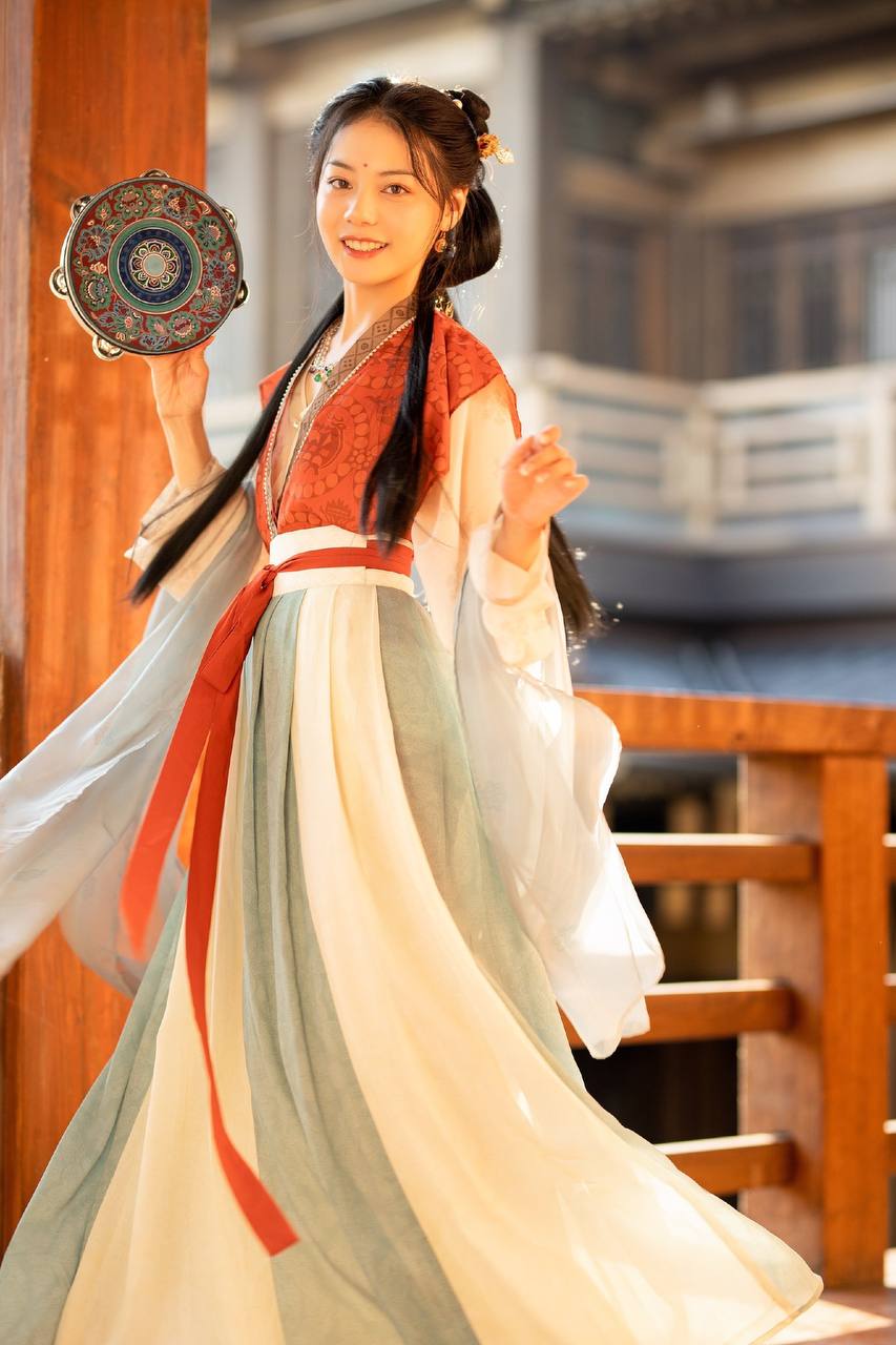汉服美人执鼓