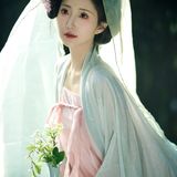 衣袂飘飘间，是决绝也是温柔