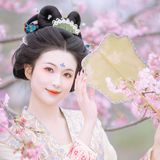 千年画卷今犹在，心随春意渐浓时