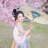 春风执伞，定格最美瞬间