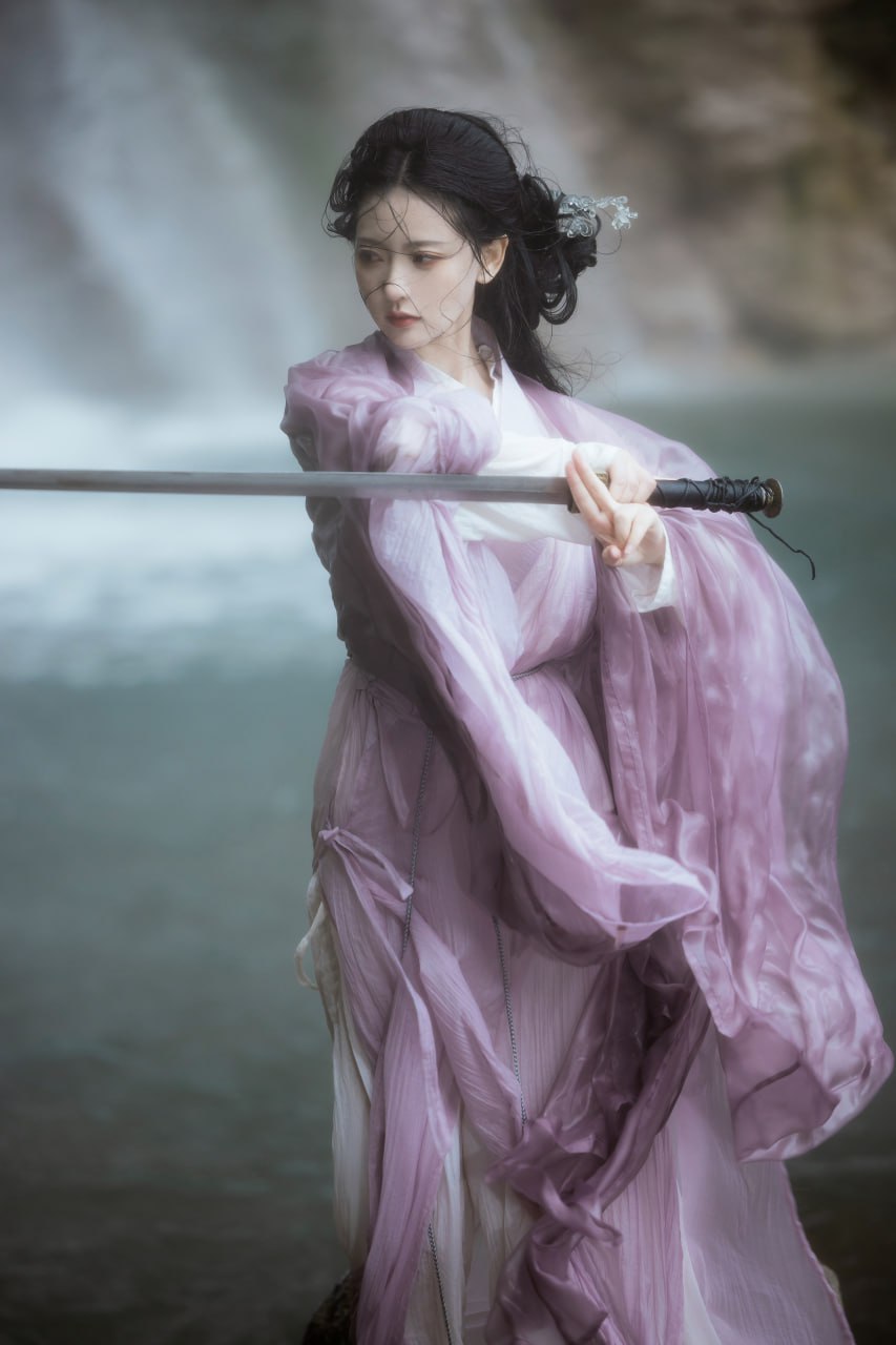 蓝色纱衣在樱花林中翩翩起舞