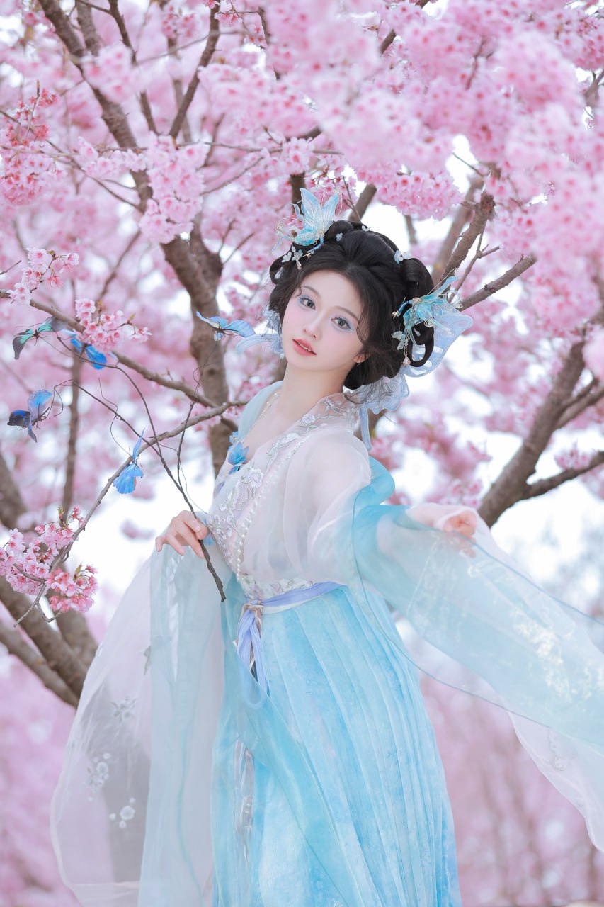 晓看红湿处，花重锦官城
