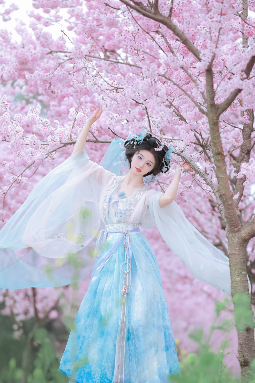 芙蓉如面柳如眉，对此如何不泪垂