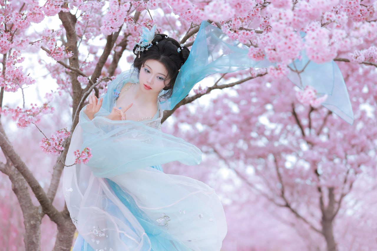 粉色汉服配蝴蝶团扇，尽显古典韵味