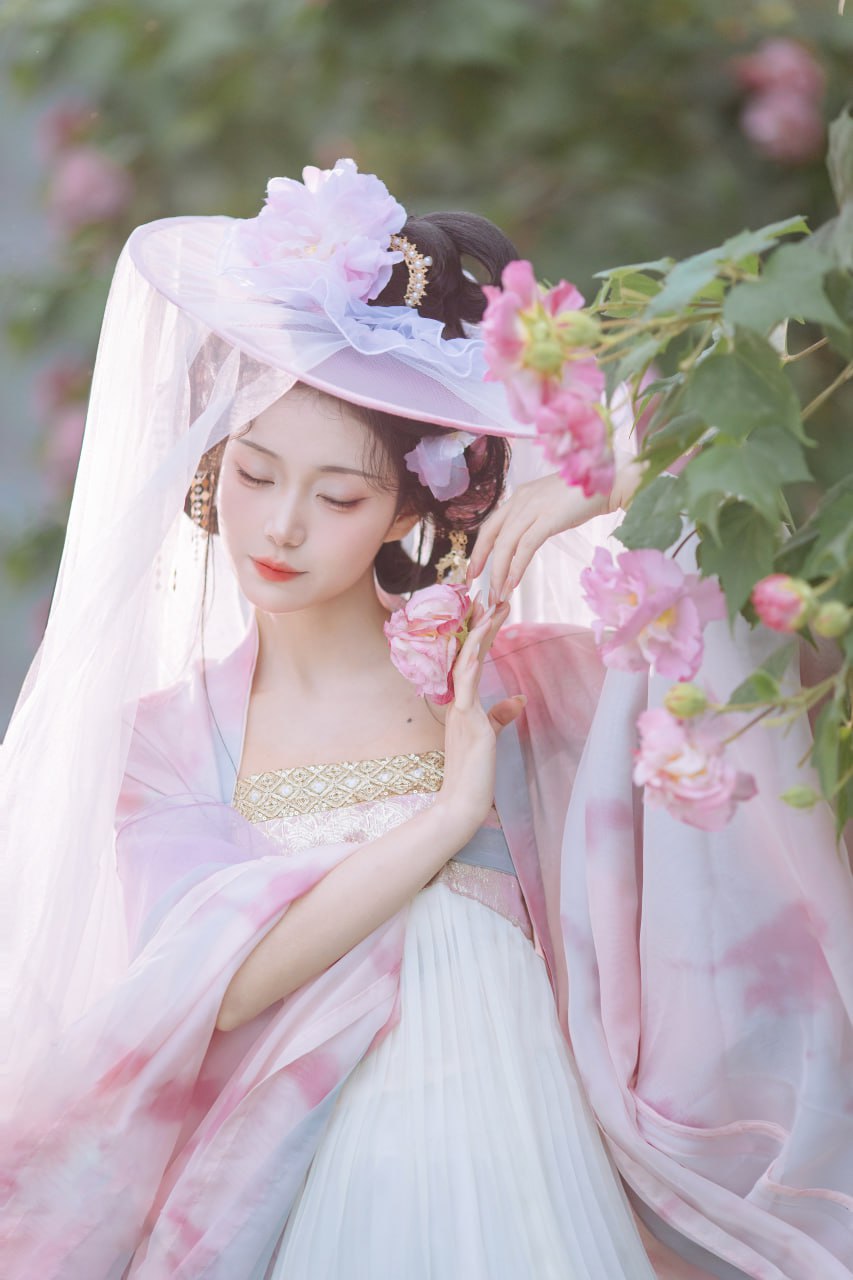 指尖轻触花苏醒，歌声引来百鸟鸣