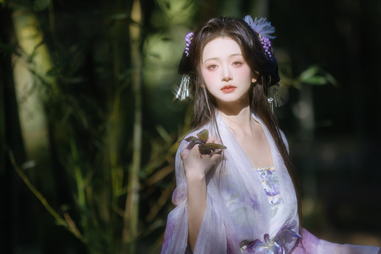 阑珊灯影入梦去，似真似幻画中寻