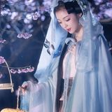 花园绿植间，仙气四溢如梦似幻