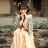 浅绿橘裙映古院，少女笑靥如花绽