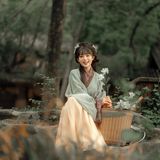 阳光斑驳洒石阶，青春模样入画来