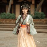 古风庭院少女态，质朴动人入画裁