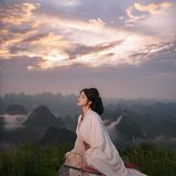 战国袍服立山巅，云海翻涌在脚下