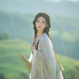 坐在田野雏菊丛中