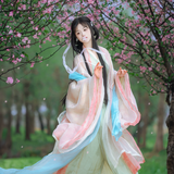 粉带飘起，和湖面的涟漪一起织成画