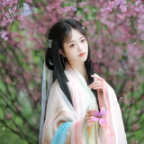 翠色映水，裙摆的绿比湖水深一度