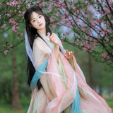 粉色点睛，腰间一抹粉是整幅画里最亮的那笔