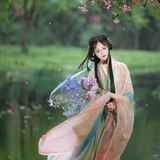 回眸湖光，眼里有水光裙上有风声