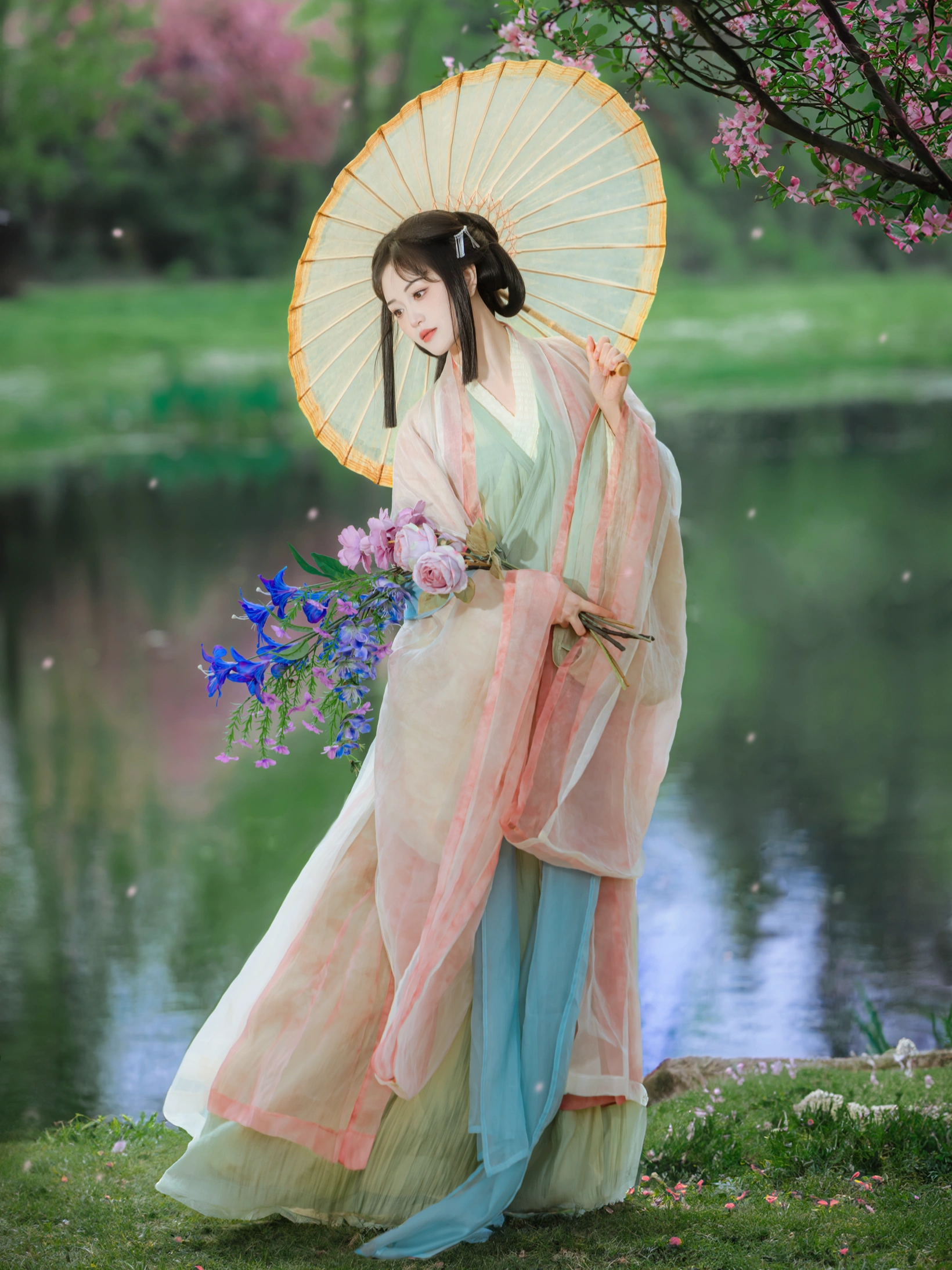 风过裙起，绿色的浪从腰间涌向脚踝