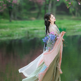 画中人，站在湖边久了分不清自己是看画的人还是画里的人