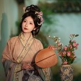 【汉服写真】魏晋仙风宋韵淡颜：清风裹袖，一眼封神的东方留白