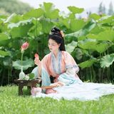 夏日荷花来袭：汉服颂镜头下的一池碧盖，接天莲叶正当时