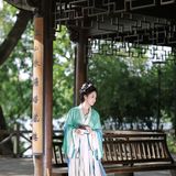 【汉服写真】肩头停小凤：借得春禽入画，扇底揽柔光