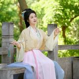 佳人入画来：汉服写真里的眉目流转，一帧一幅皆丹青